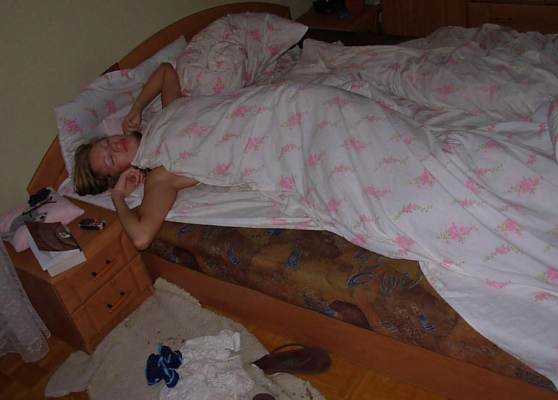 Тощая зазноба спит в кроватке голышом