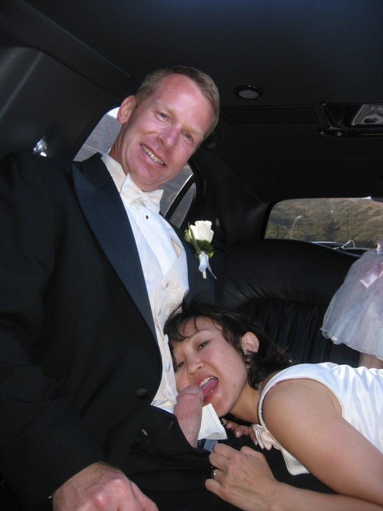 Азиатская невеста делает минет жениху прямо в машине