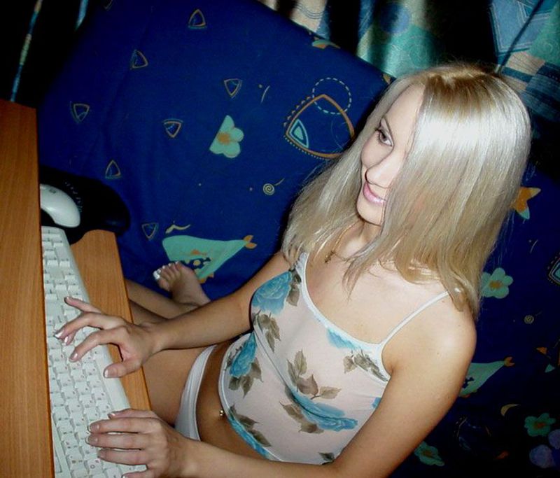 Сексуальная блондинка показывает писю на синем диване