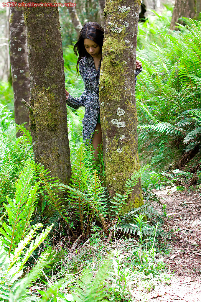 Смуглая девушка разделась догола на лесной тропинке