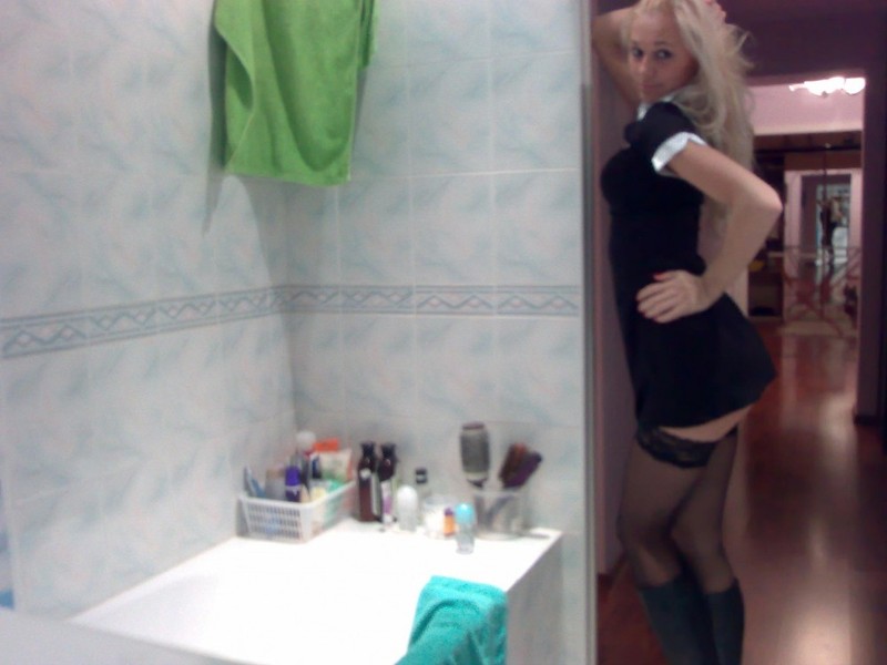 Горячая блондинка устроила разврат в ванной комнате