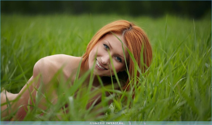 Девушка в траве